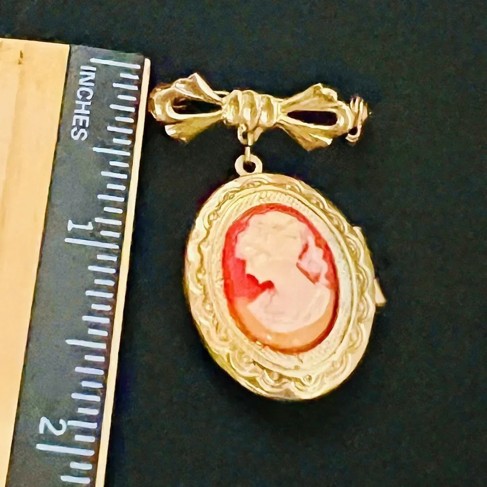 Vintage Cameo Locket Brooch Pin Bow Dangle Lady Cameo Photo Holder Gold T 1094